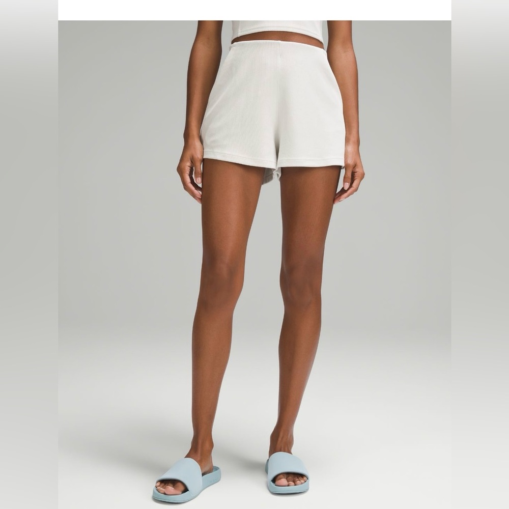 LULULEMON NWT Ribbed Softstreme HR Short 2”              Color Bond